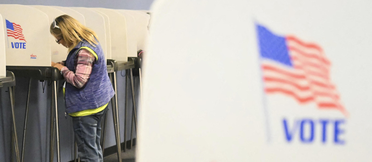Una mujer vota de forma anticipada en Gastonia, Carolina del Norte, en las elecciones legislativas del 3 de noviembre