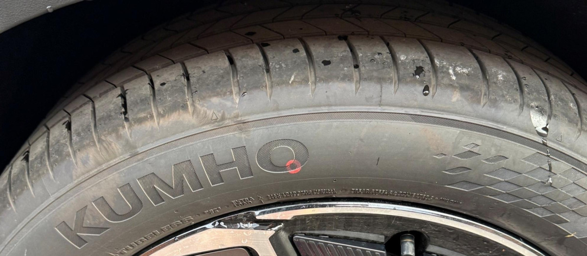 En este neumático se ve con toda claridad el punto rojo