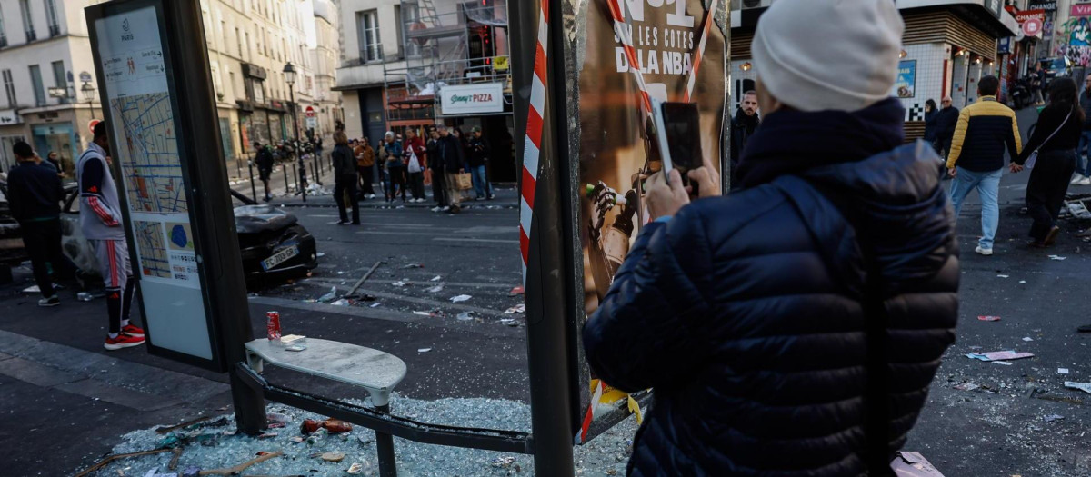 Restos de los disturbios ocurridos este sábado en París