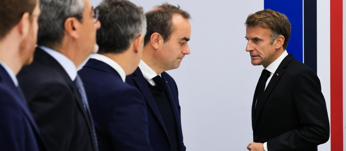 El presidente Emmanuel Macron se ha reunido con parte de sus ministros en un gabinete de crisis