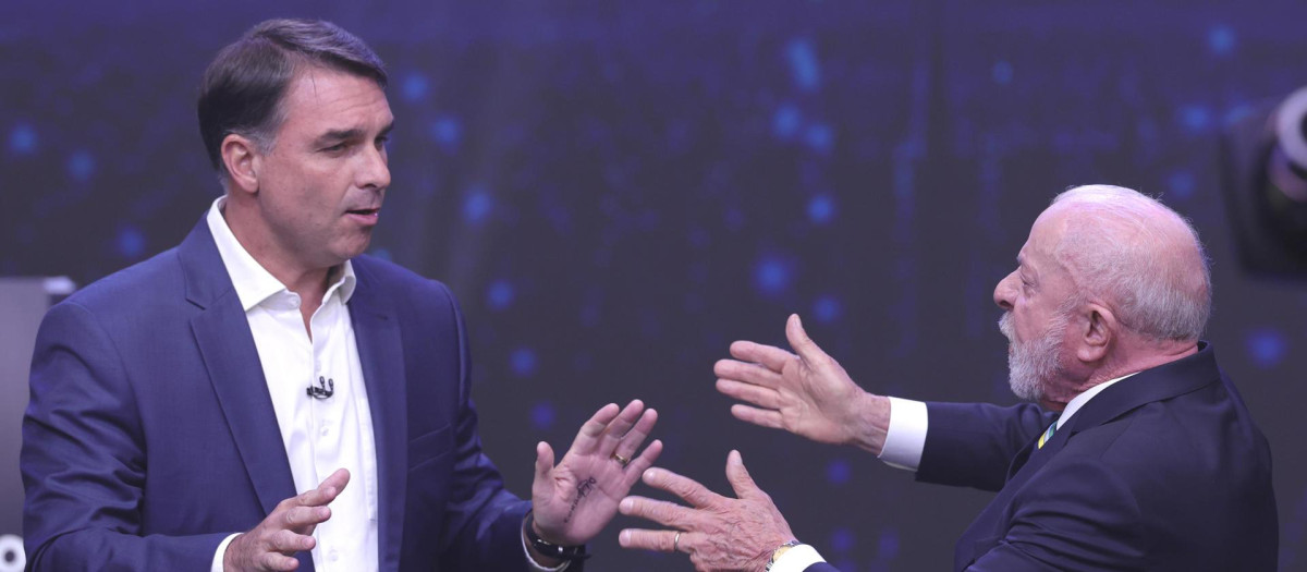 El presidente de Brasil y candidato a la reelección, Luiz Inácio Lula da Silva (d), y el opositor Flávio Bolsonaro