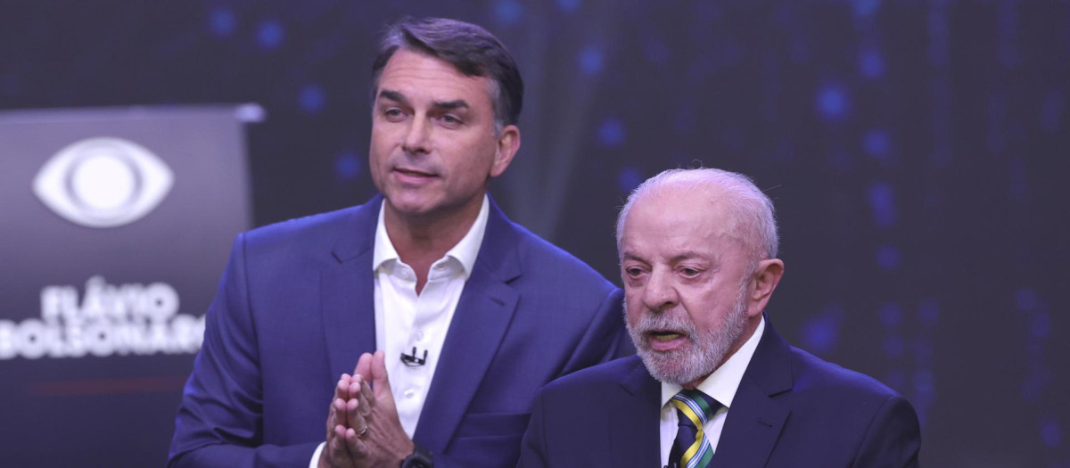 Luiz Inácio Lula da Silva (d) y Flávio Bolsonaro