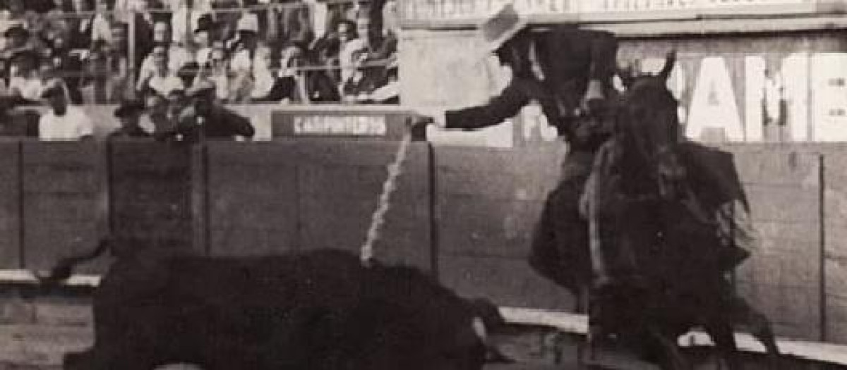 Foto dedicada por el rejoneador Antonio Cañero a los Amigos del Caballo