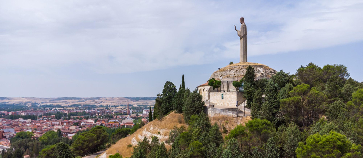 Vista aérea de Palencia, con el Cristo del Otero en primer término