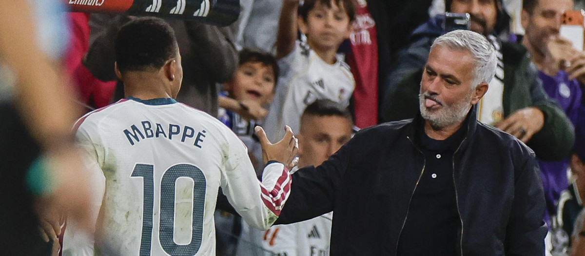 José Mourinho saluda a Kylian Mbappé en el Real Madrid - Sevilla
