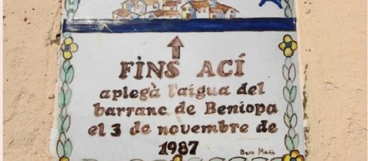 Azulejo conmemorativo de la riada de 1987 instalado en la calle del Barranco, en Beniopa, Gandía