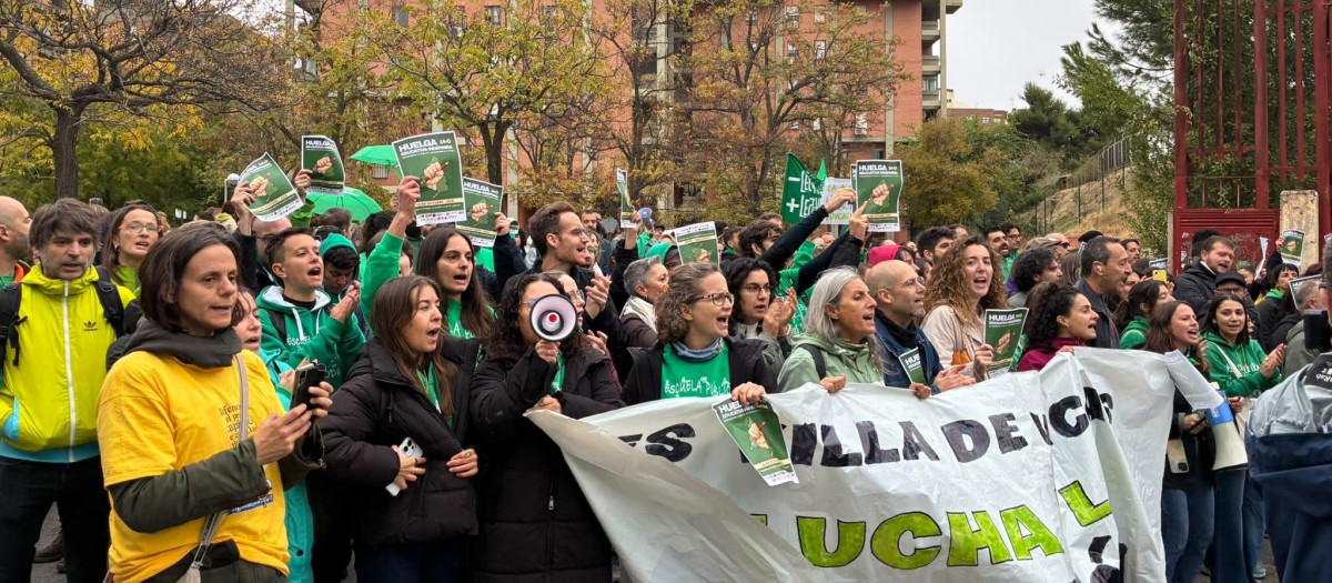 Decenas de personas se manifiestan por la educación pública frente a un IES antes de la visita de la consejera, Mercedes Zarzalejo