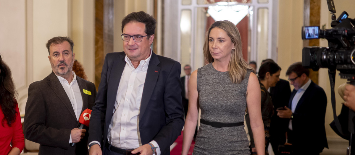 La portavoz del PSOE en la Asamblea de Madrid, Mar Espinar, y el secretario general del PSOE-M y ministro para la Transformación Digital y de la Función Pública, Óscar López