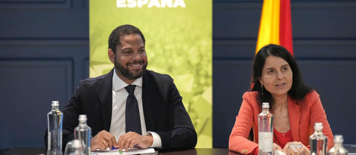 El secretario general de Vox, Ignacio Garriga, acompañado de la secretaria adjunta del partido Montse Lluis.