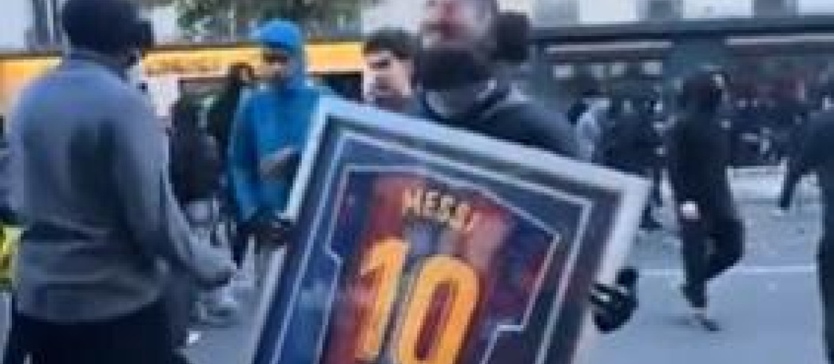 Los radicales de extrema izquierda robaron una camiseta firmada por Leo Messi