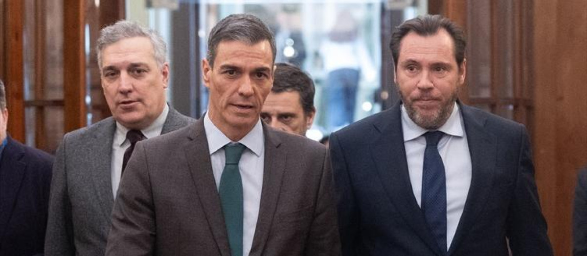 Imagen de archivo del presidente del Gobierno, Pedro Sánchez, y el ministro de Transportes, Óscar Puente