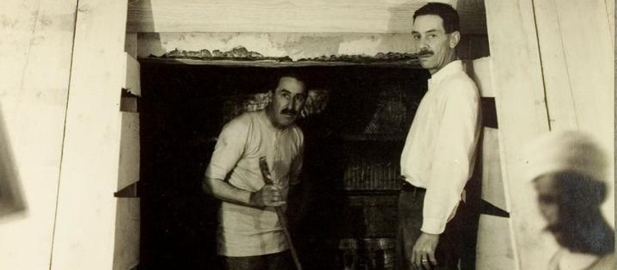 Howard Carter durante los trabajos vinculados al descubrimiento de la tumba de Tutankamón en 1922