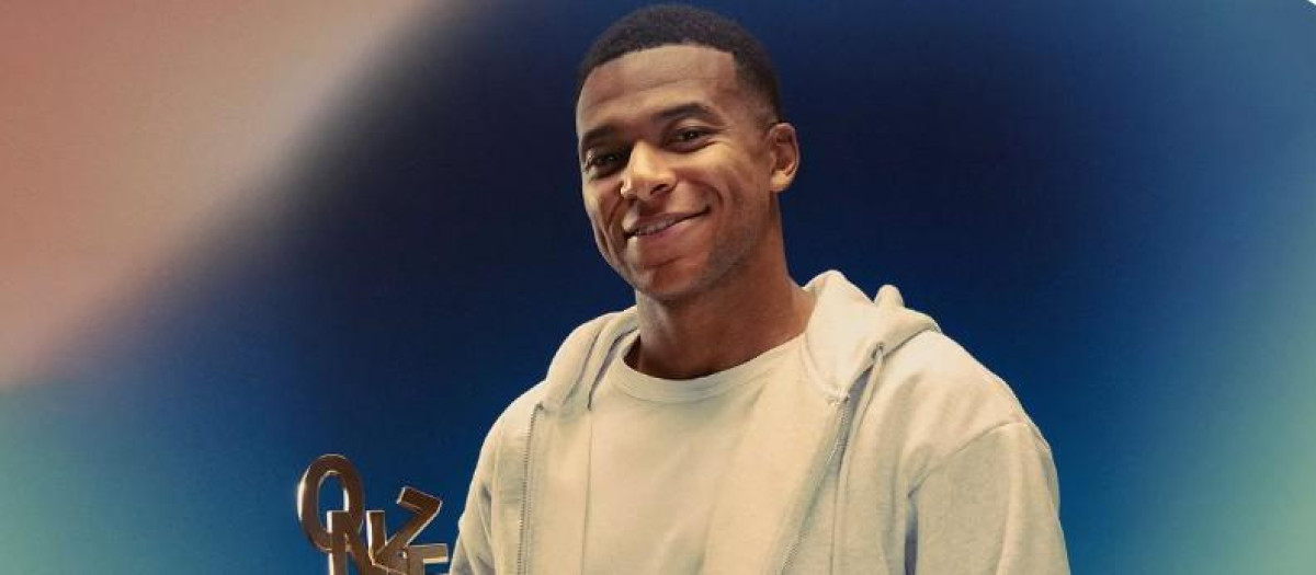 Mbappé posa con el premio Onze de Oro a mejor jugador de la pasada temporada
