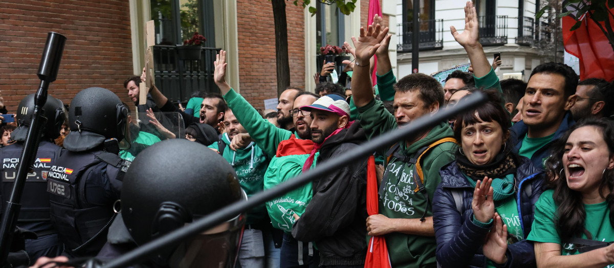 Manifestantes durante una concentración con motivo de la huelga indefinida de educación