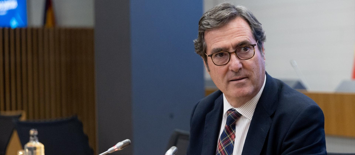 El presidente de la CEOE, Antonio Garamendi, durante la celebración del 25º aniversario de la patronal de la limpieza Aspel, en la Sede de la CEOE, a 15 de octubre de 2026, en Madrid (España). Garamendi ha clausurado la mesa redonda sobre salario mínimo, absentismo, contratación pública y jornada.

Eduardo Parra / Europa Press
15/10/2026