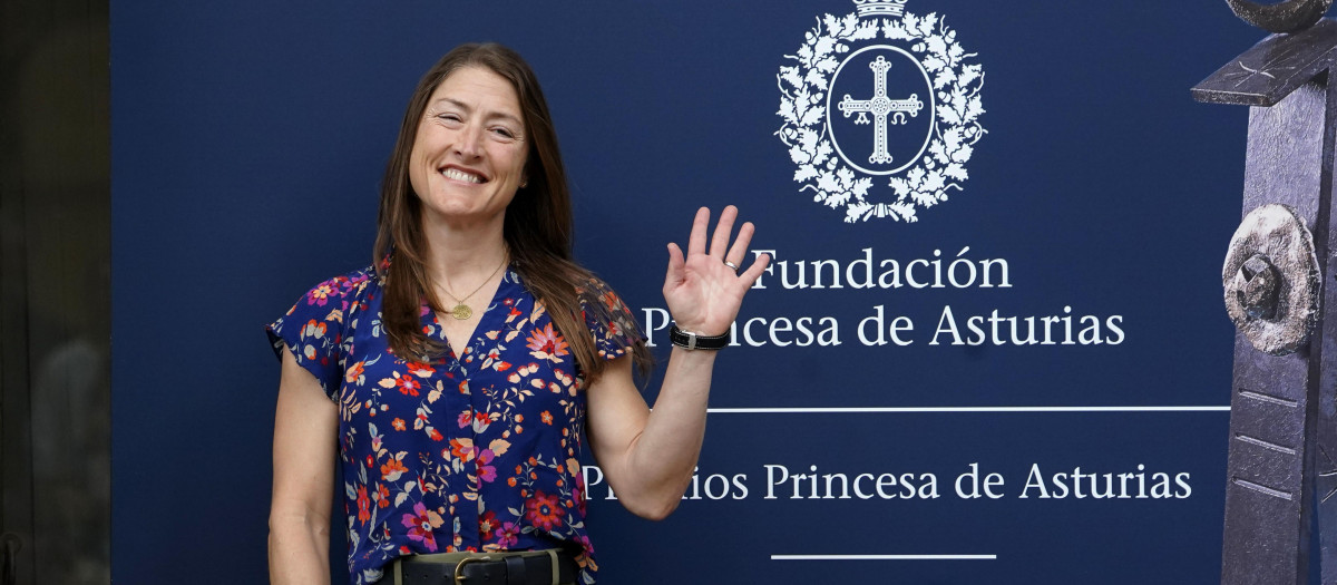 La astronauta estadounidense Christina Koch, una de las tripulantes de la misión Artemis II de la NASA que en abril hizo historia al orbitar la Luna, a su llegada este lunes a Oviedo