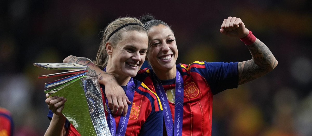 Irene Paredes celebra la Liga de Naciones de 2025 junto a Jenni Hermoso