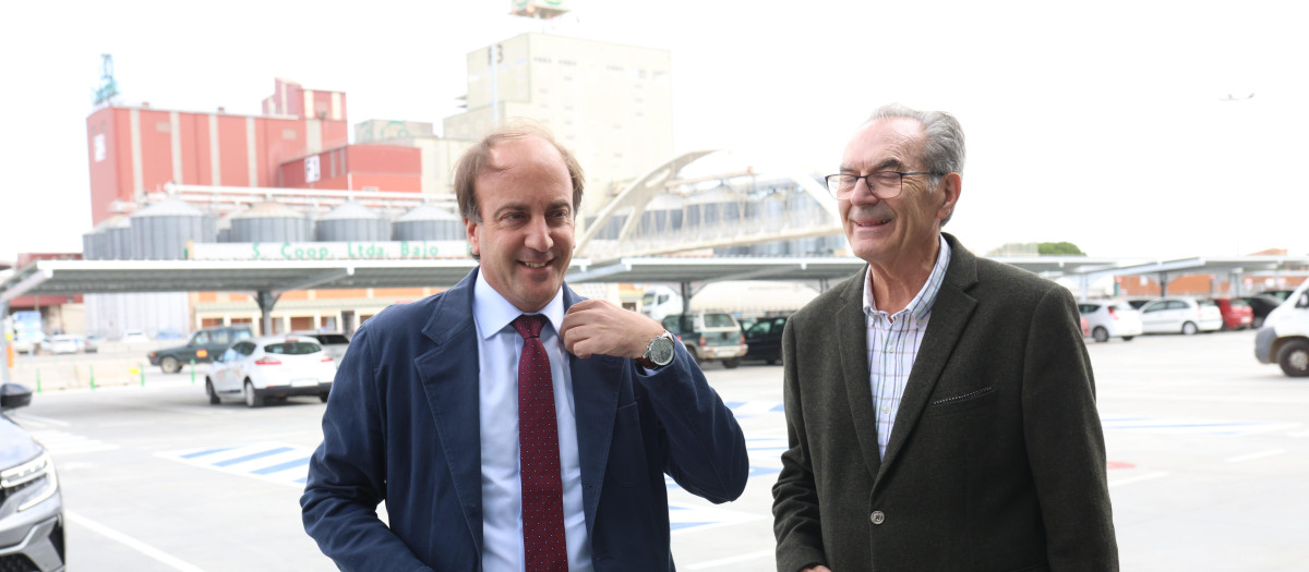 El consejero de Agricultura, Ganadería, Medio Rural y Política Ambiental, Joaquín Antonio Pino (izquierda), visita las instalaciones de Cobadú, la mayor empresa zamorana