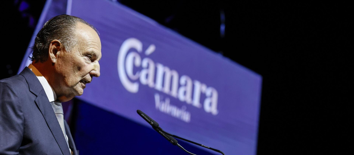 El presidente de la Cámara de Comercio de Valencia, José Vicente Morata, interviene durante la Noche de la Economía Valenciana de 2025