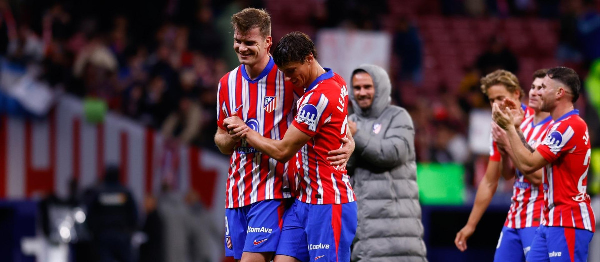 Le Normand abraza a Sorloth a la conclusión de un partido del Atlético de Madrid