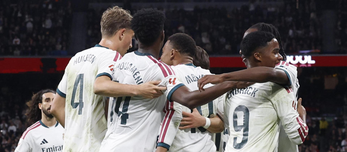 Los jugadores del Real Madrid celebra un gol ante el Sevilla
