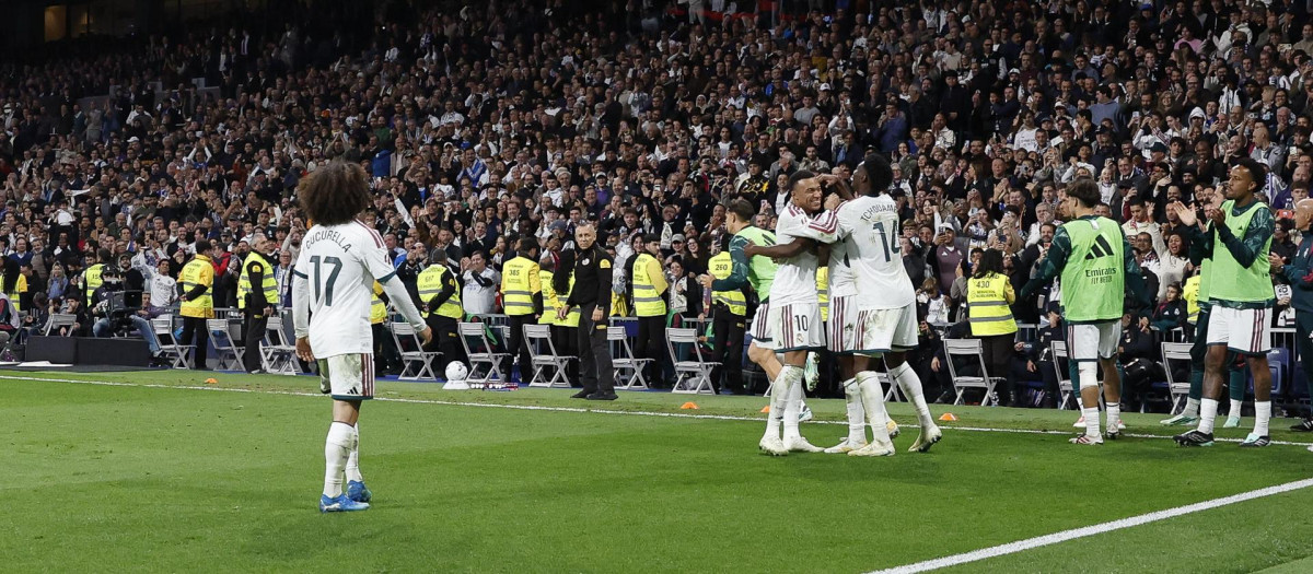 Los jugadores del Real Madrid celebran un gol ante el Sevilla