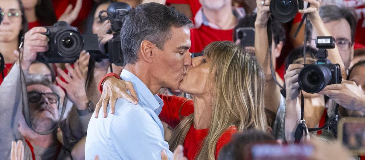 Pedro Sánchez y Begoña Gómez se besan en el acto de Fuenlabrada
