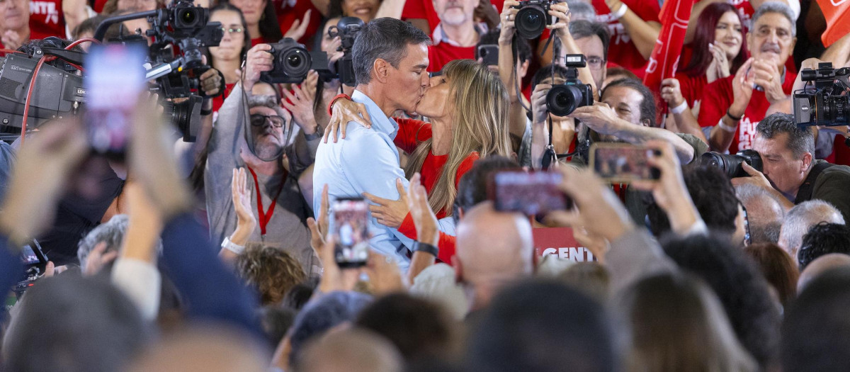 Pedro Sánchez y Begoña Gómez se besan en el acto de Fuenlabrada