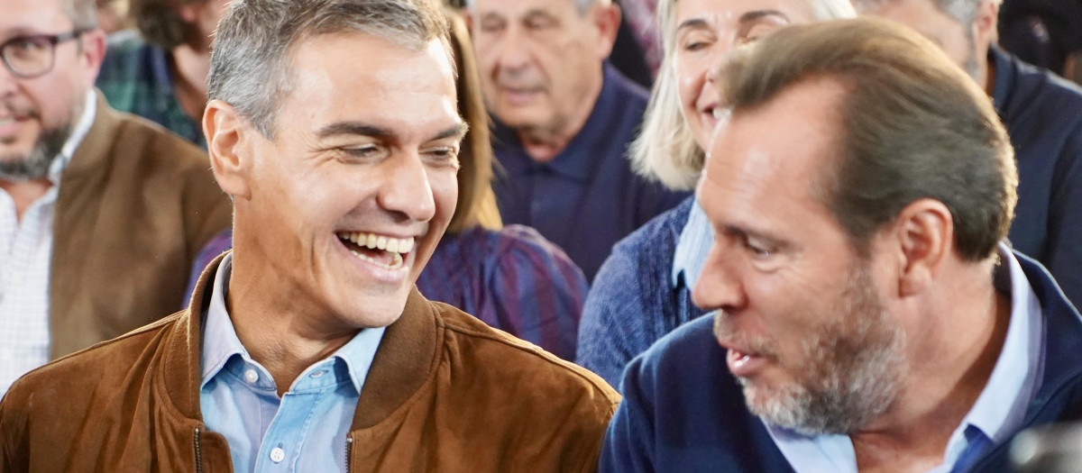Pedro Sánchez ríe junto a Óscar Puente, este lunes, en un mitin en Valladolid
