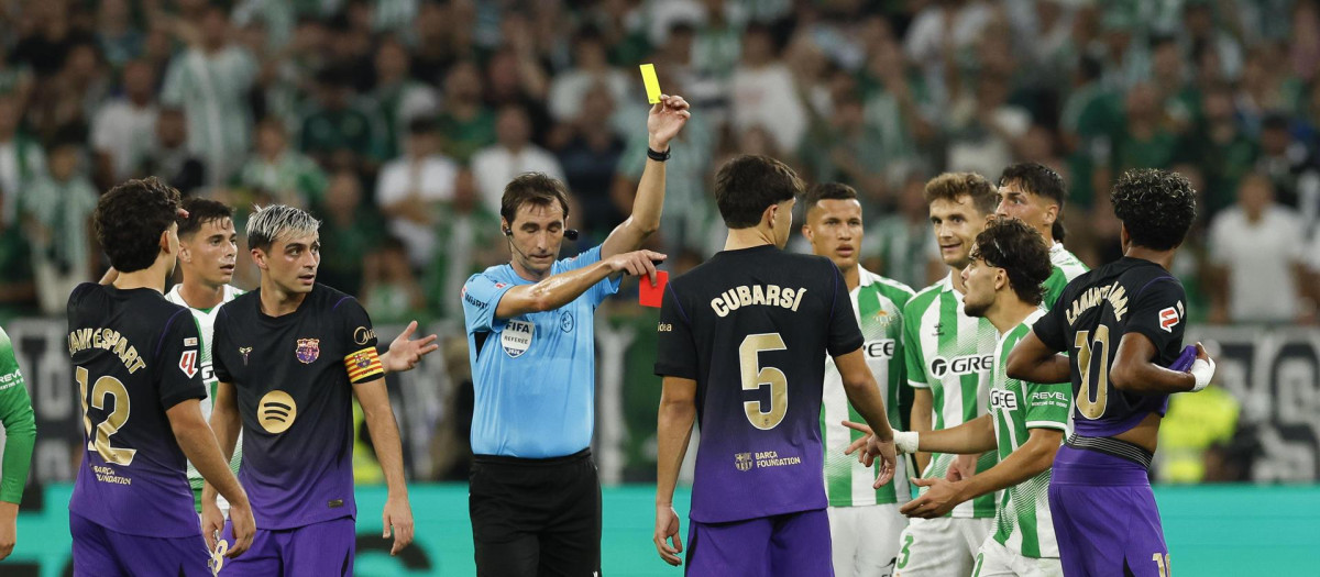 Ricardo de Burgos Bengoetxea, en el Betis - Barcelona