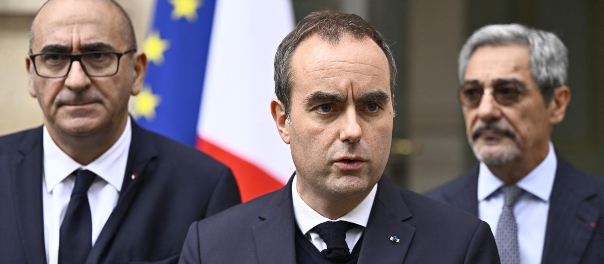 Sebastien Lecornu (C) primer ministro de Francia junto al ministro del Interior Laurent Nunez (Iz.) y de Comercio Serge Papin (D)
