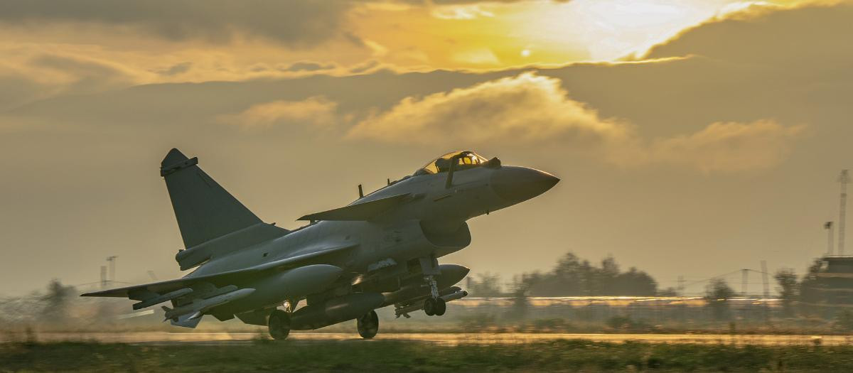 Un avión de combate J-10 del Ejército Popular de Liberación despega para realizar un ejercicio de entrenamiento el 15 de agosto de 2023