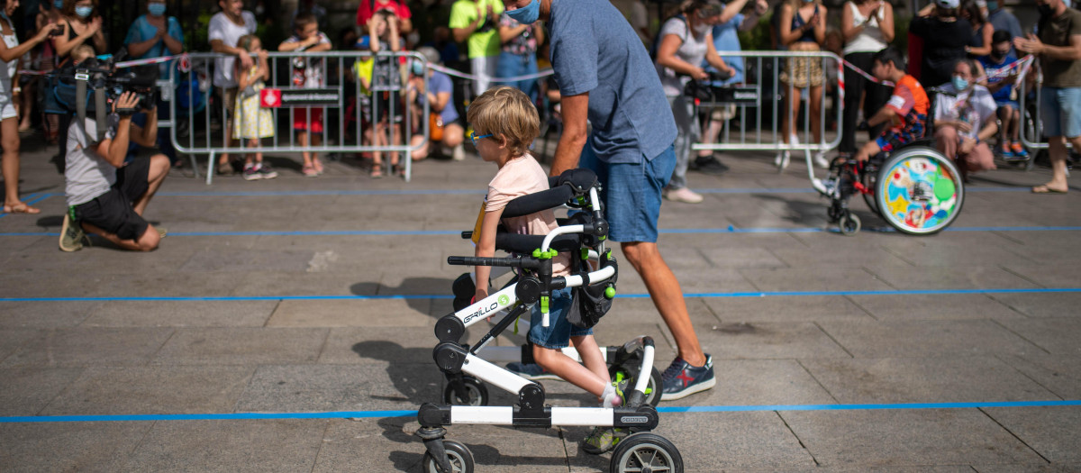 Un niño con movilidad reducida compite en una Carrera Infantil Adaptada en Barcelona