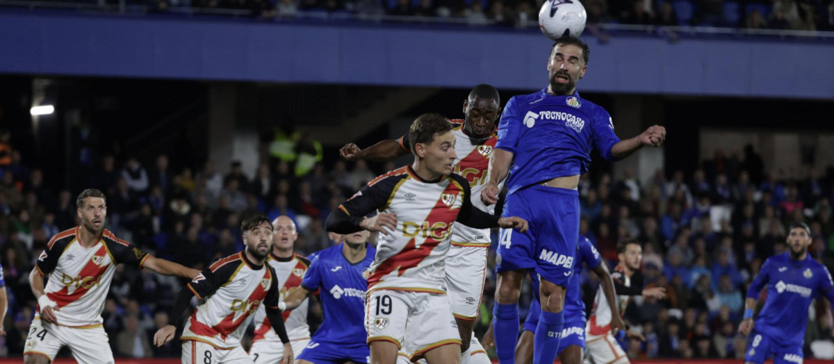 GETAFE (MADRID), 19/10/2026.- El defensa del Getafe Dani Carvajal, antes del partido de LaLiga de fútbol que Getafe CF y Rayo Vallecano disputan este lunes en el Coliseum. EFE/Juanjo Martín