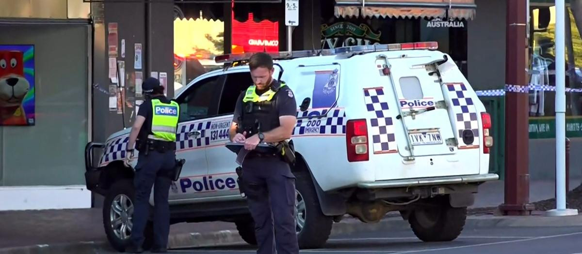 Policías en el lugar donde la diputada australiana Helen Haines fue atropellada