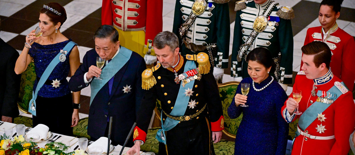 king frederik,crown prince christian King Frederik, Queen Mary, President Vietnam To Lam, First Lady Ngo Phuong Ly during the State Banquet in Copenhagen during the State Visit from Vietnam to Denmark.

Pictured: king frederik,crown prince christian
Ref: BLU_S10401765 191026 NON-EXCLUSIVE
Picture by:  / SplashNews.com

Splash News and Pictures
USA: 310-525-5808 
UK: 020 8126 1009
eamteam@shutterstock.com

World Rights, No Netherlands Rights *** Local Caption *** .