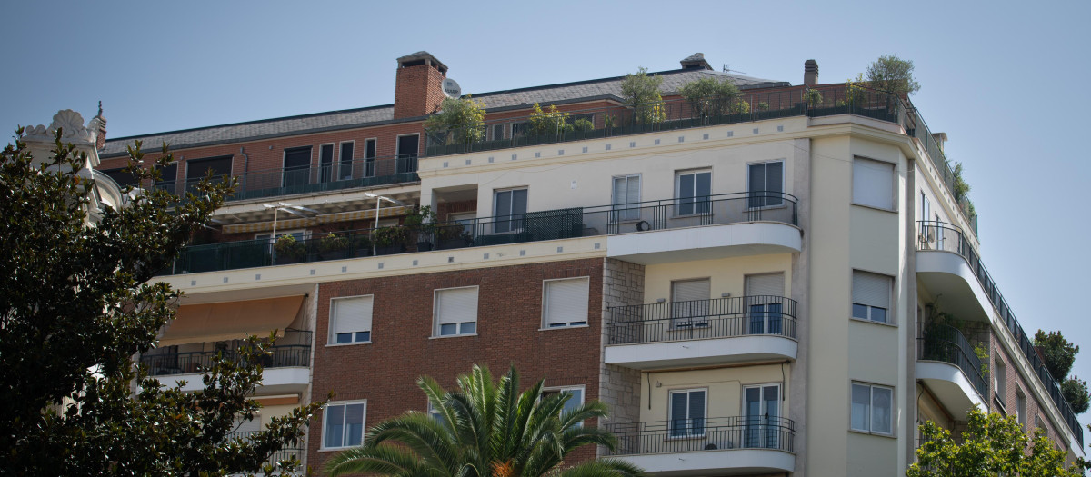 Fachada del ático en el barrio de Chamberí adquirido por la Comunidad de Madrid
