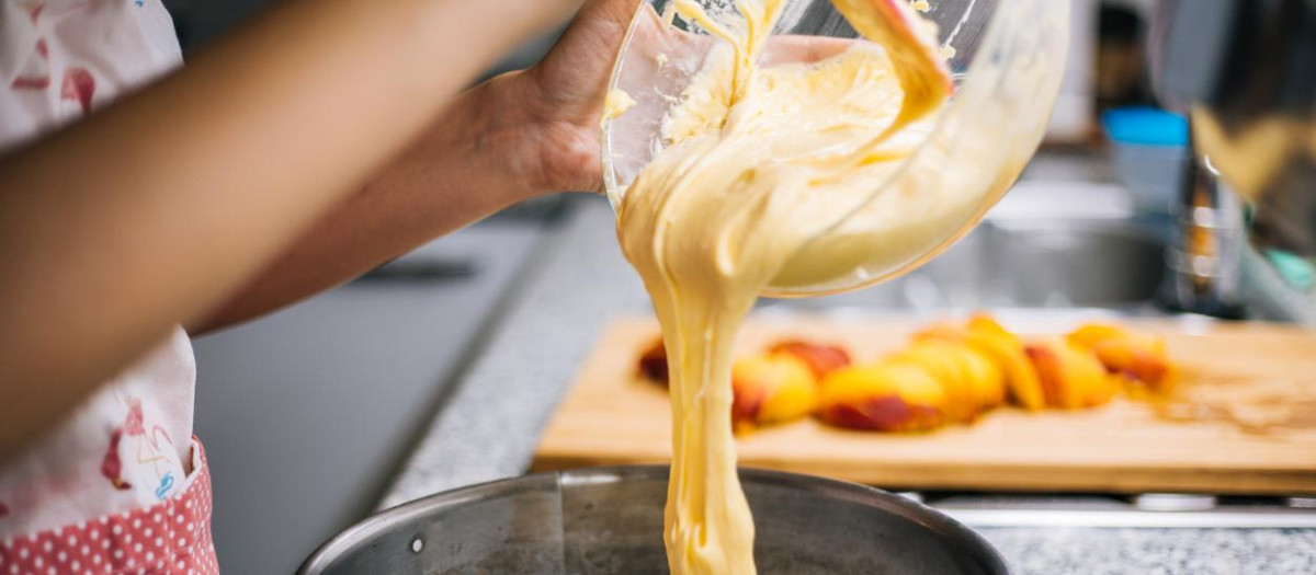 La razón por la que no se debe probar la masa del bizcocho antes de cocinarla