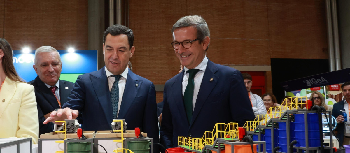 El presidente de la Junta de Andalucía, Juanma Moreno, junto al consejero de Industria, Jorge Paradela, asiste la apertura del Salón de la Minería de Sevilla
