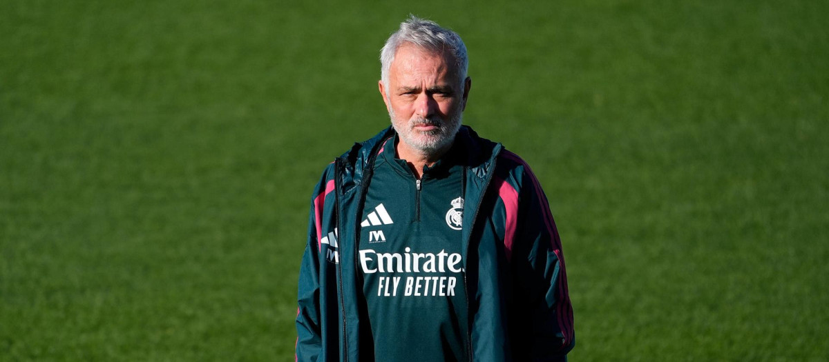José Mourinho, durante un entrenamiento con el Real Madrid