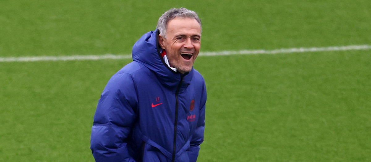 Luis Enrique dirige un entrenamiento del PSG previo al partido ante el FC Barcelona