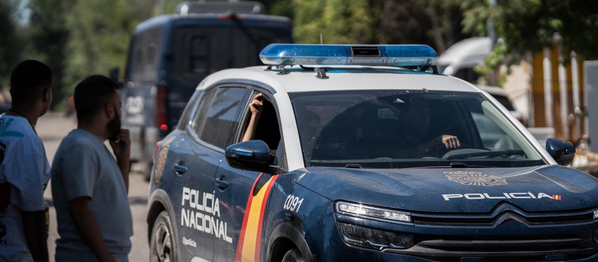 Un coche de la Policía Nacional permanece en el sector seis de la Cañada Real Galiana