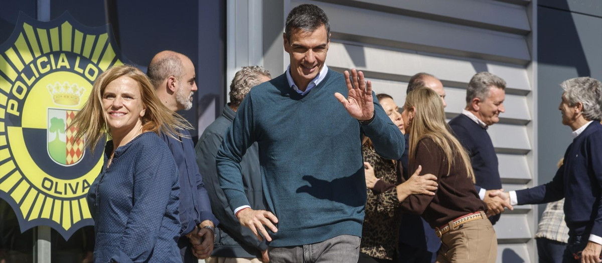 Imagen tomada este martes de Pedro Sánchez y Pilar Bernabé en Oliva, Valencia, tras el paso de la dana Adam