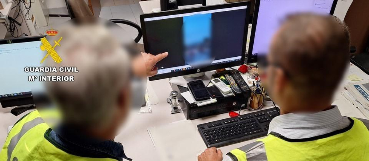 Agentes de la Guardia Civil encargados de la investigación