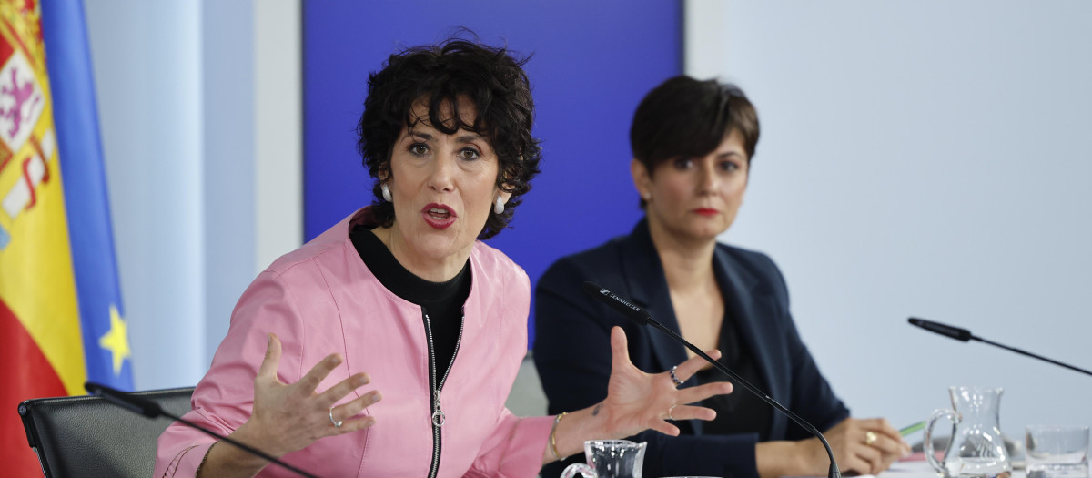 Las ministras Elma Saiz (en primer término) e Isabel Rodríguez