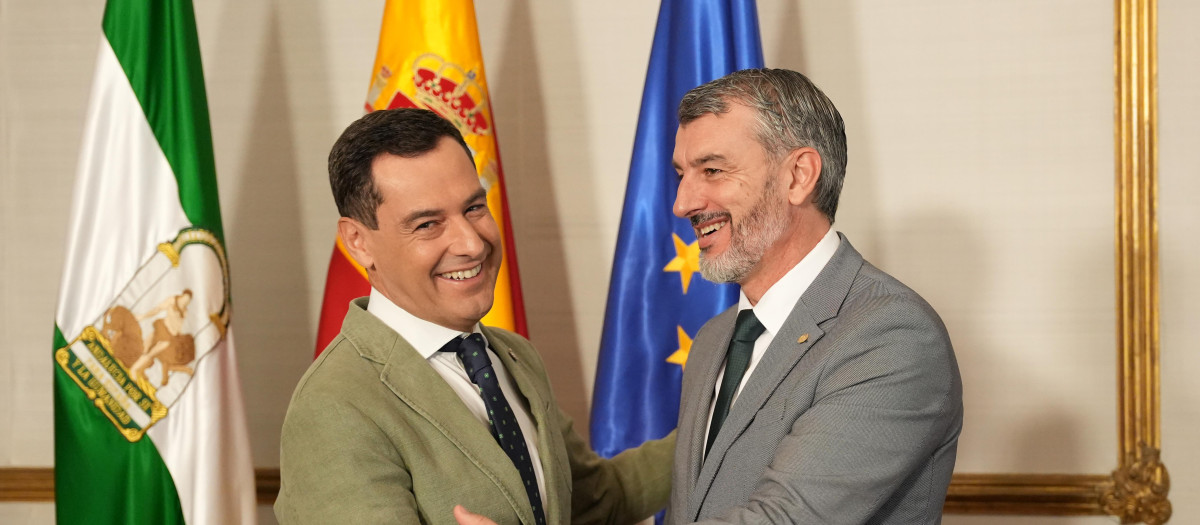 El presidente de la Junta, Juanma Moreno, y el secretario general de UGT Andalucía, Óskar Martín, en una imagen de archivo