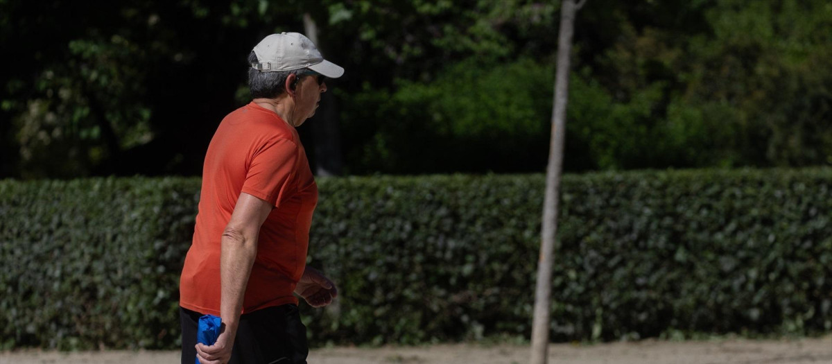 Una persona corriendo en el Parque de El Retiro, a 17 de abril de 2024, en Madrid (España). Uno de cada cinco deportistas en España elige el running y recorre casi 8 kilómetros por sesión, según revela el informe '2023: análisis, mostrando las tendencias de la actividad física y el sueño' impulsado por la marca de tecnología deportiva para el entrenamiento, la salud y el bienestar Polar.

Eduardo Parra / Europa Press
17 ABRIL 2024;RUNNERS;RUNNING;CORRER;CORREDOR;DEPORTE;AIRE LIBRE;
17/4/2024