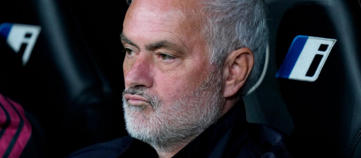 José Mourinho en el banquillo del Santiago Bernabéu frente al Sevilla