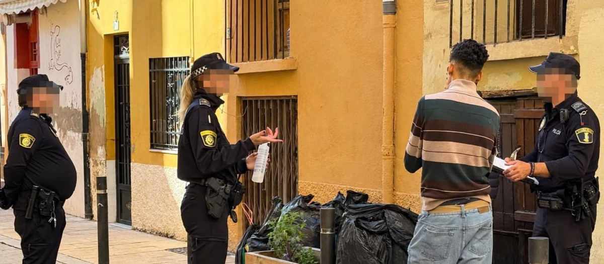 Agentes de la Policía Local tras desalojar una vivienda okupada en Castellón