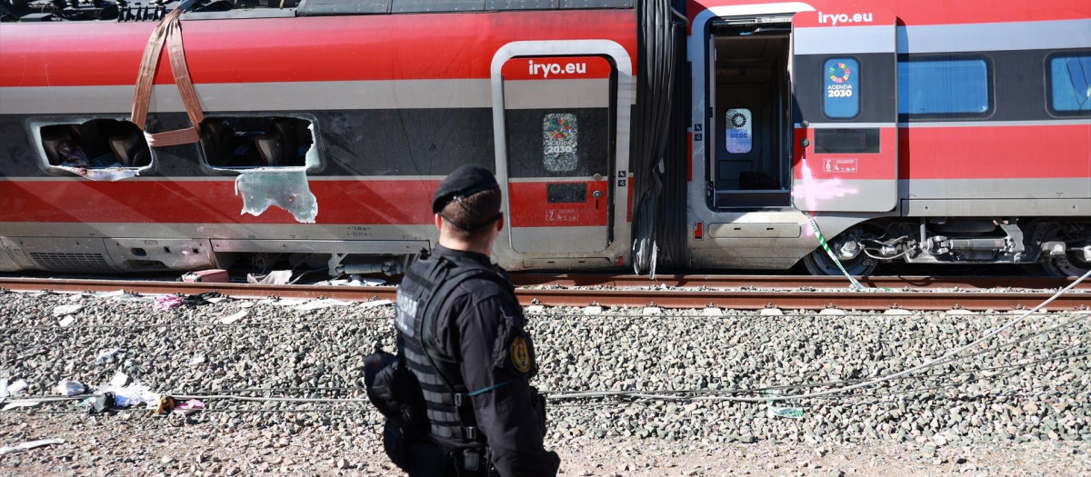 Un agente trabaja en el lugar del accidente de Adamuz, a 20 de enero de 2026.